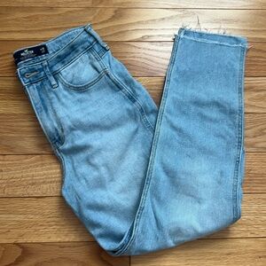 HOLLISTER Ultra High-Rise Mom Jean